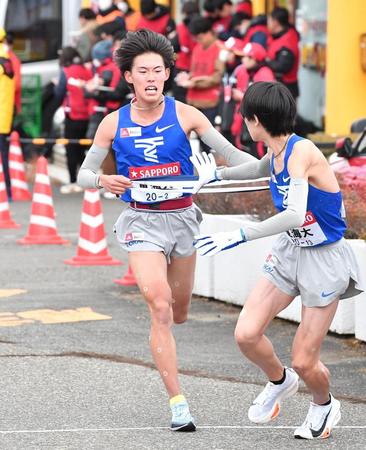 　２区、たすきを渡す東海大・花岡寿哉（撮影・開出牧）