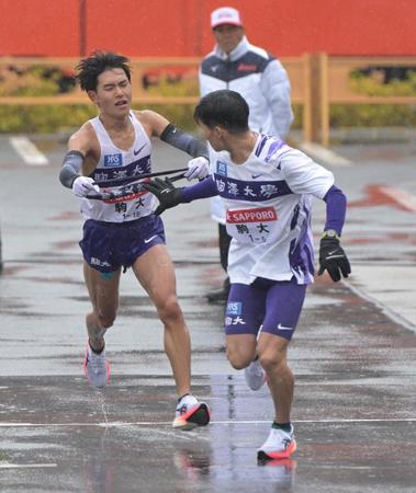 　２位でたすきを渡す駒大・山川拓馬（撮影・金田祐二）