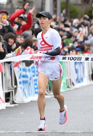 　往路１３位でゴールする中大・山崎草太（撮影・伊藤笙子）