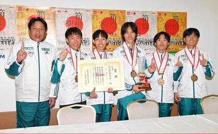 　往路優勝を決め、笑顔を見せる（左から）青学大・原晋監督、１区・荒巻朋熙、２区・黒田朝日、３区・太田蒼生、４区・佐藤一世、５区・若林宏樹（撮影・伊藤笙子）