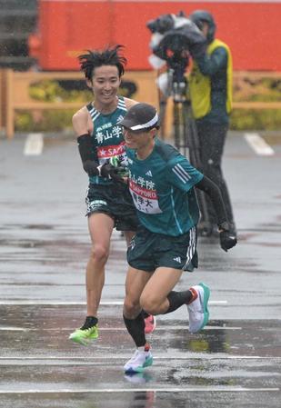 　青学大・若林宏樹にたすきを渡す青学大・佐藤一世（撮影・金田祐二）