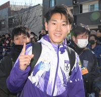 　走り終えてポーズを決める駒大・篠原倖太朗（撮影・堀内翔）