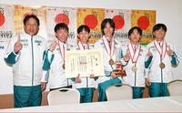 　往路優勝を決め、笑顔を見せる（左から）青学大・原晋監督、１区・荒巻朋熙、２区・黒田朝日、３区・太田蒼生、４区・佐藤一世、５区・若林宏樹（撮影・伊藤笙子）