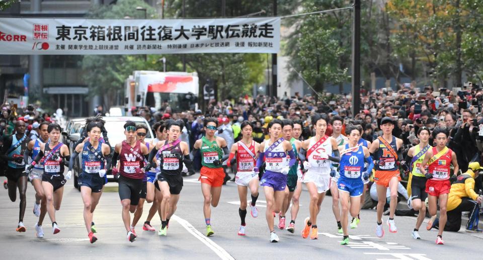 　第１００回箱根駅伝の往路をスタートした１区の選手たち（撮影・伊藤笙子）