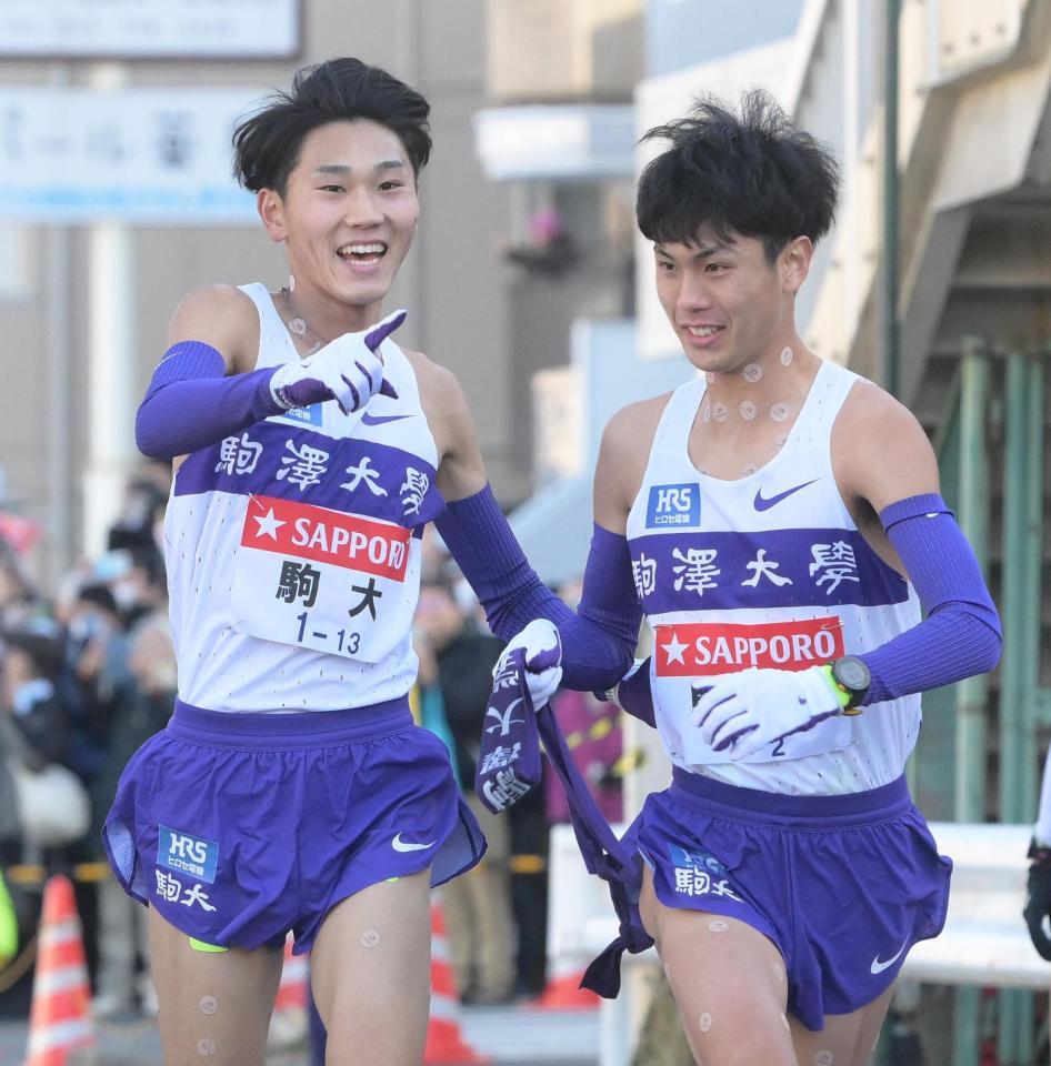 　襷を受け渡す駒大・篠原倖太朗。右は鈴木芽吹（撮影・堀内翔）