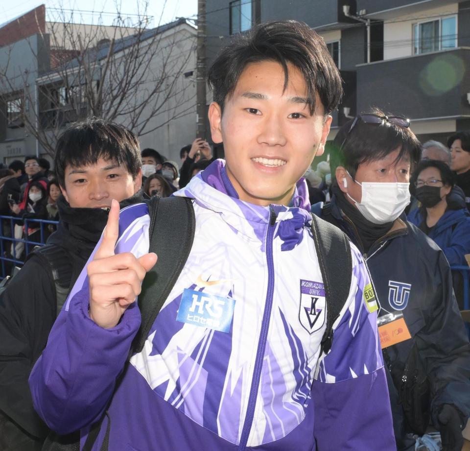 　走り終えてポーズを決める駒大・篠原倖太朗（撮影・堀内翔）