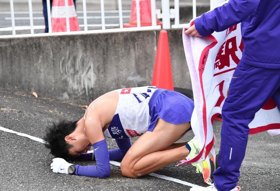 　２区、たすきを渡し倒れ込む駒大・鈴木芽吹（撮影・開出牧）