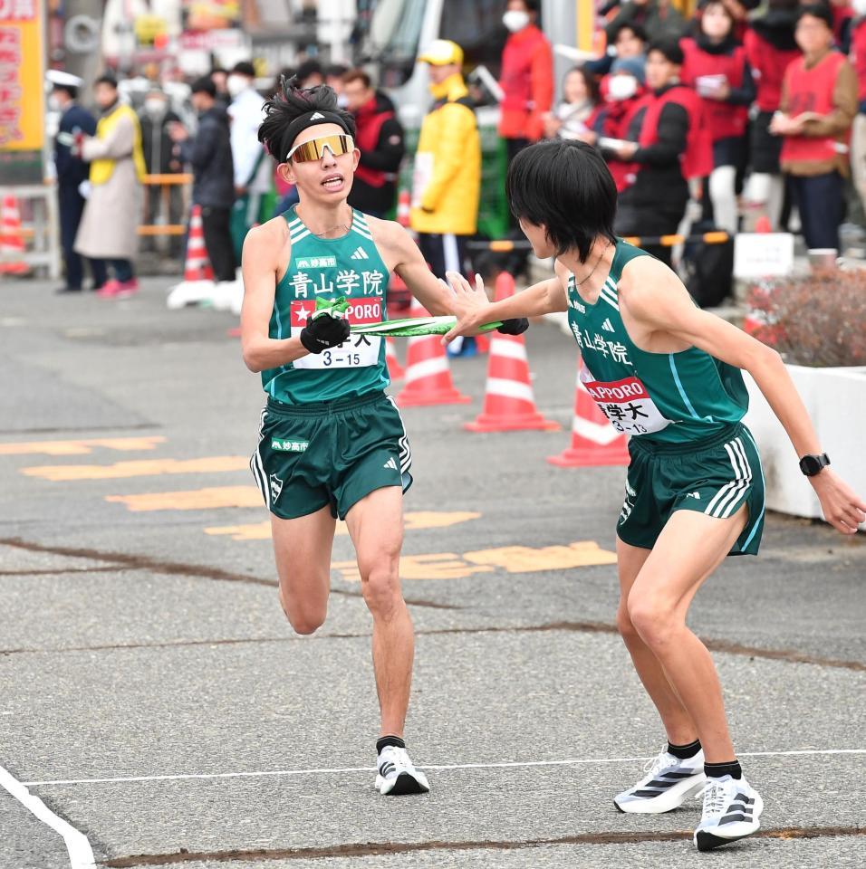 　２区、たすきを渡す青学大・黒田朝日（撮影・開出牧）