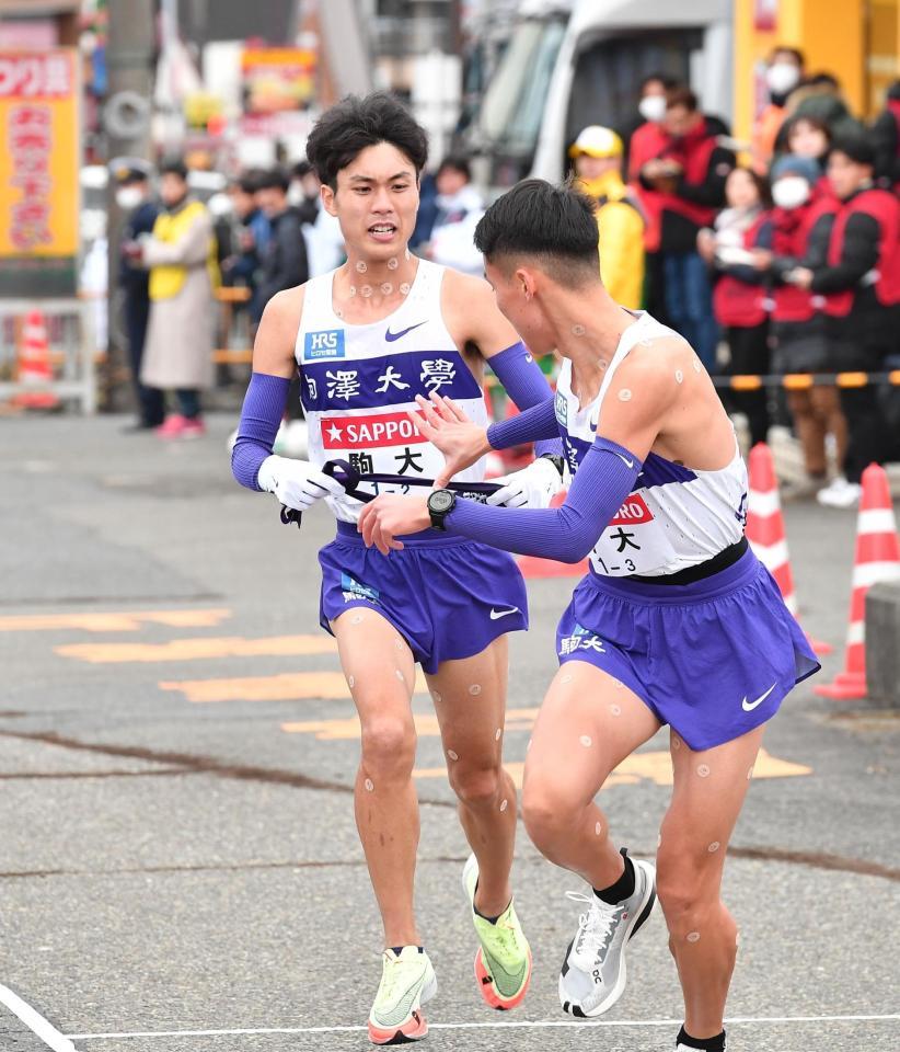 　２区、たすきを渡す駒大・鈴木芽吹（撮影・開出牧）