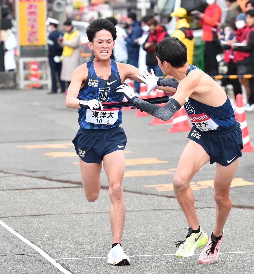 　２区、たすきを渡す東洋大・梅崎蓮（撮影・開出牧）