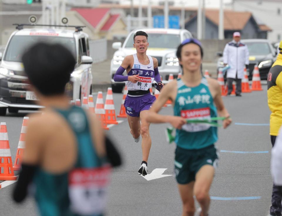 　駒大３区の佐藤圭汰（中）は前を走る青学大３区の太田蒼生（右）を必死の追う＝代表撮影