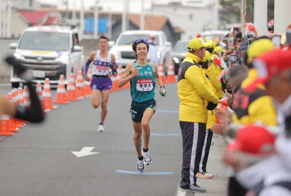 　区間賞の快走を見せる青学大３区の太田蒼生（左は駒大３区の佐藤圭汰＝代表撮影