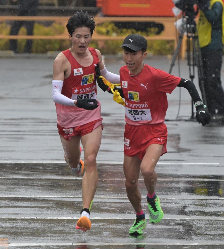 　城西大・山中秀真からたすきを受ける山本唯翔（撮影・金田祐二）