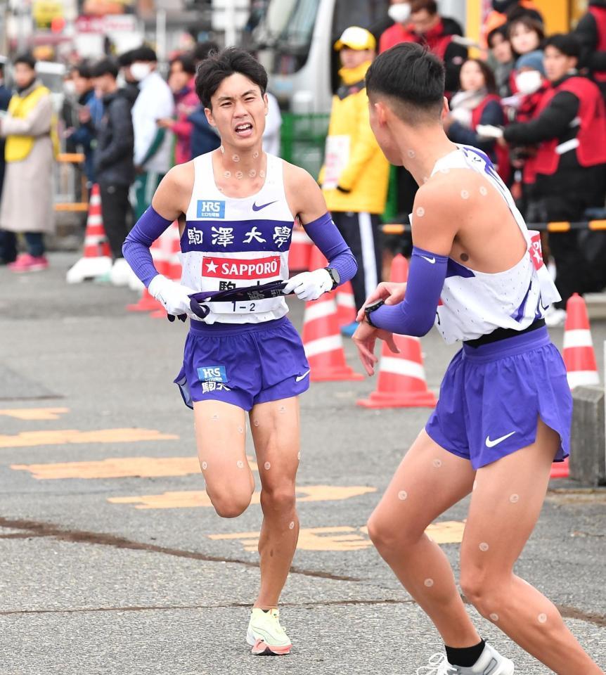 　２区、苦しい表情を浮かべ戸塚中継所に入る駒大・鈴木芽吹（撮影・開出牧）