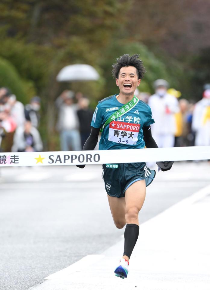 　往路優勝のゴールテープを切る青学大・若林宏樹（撮影・伊藤笙子）