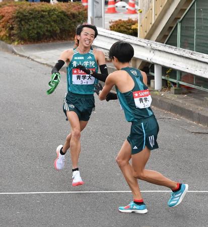 　青学大１０区・宇田川瞬矢（右）にたすきを渡す９区・倉本玄太（撮影・佐々木彰尚）