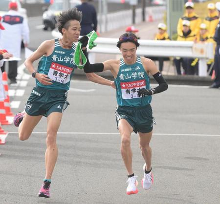 　塩出翔太（左）からタスキを受け取る青学大・倉本玄太（撮影・堀内翔）