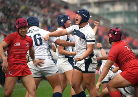 　後半、西野陽がトライを決め、大喜びする大阪桐蔭・原旺次郎らフィフティーン（撮影・田中太一）