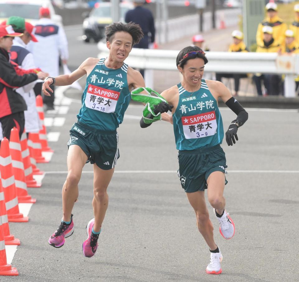 　襷を渡す青学大・塩出翔太（左）、倉本玄太（撮影・堀内翔）