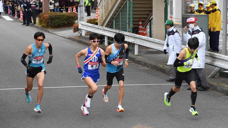 　繰り上げスタートをする１０区の（左から）山梨学院大・占部大和、順大・斎藤舜太、駿河台大・久保俊翔、中央学大・飯塚達也（撮影・佐々木彰尚）