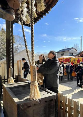 　初詣で一緒に鐘を鳴らす楢崎智亜（右）と野口啓代さん