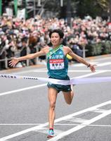 　総合優勝のゴールテープを切る青学大・宇田川（撮影・伊藤笙子）