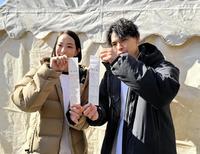 　おみくじで大吉を引いた楢崎智亜（左）と小吉だった野口啓代さん