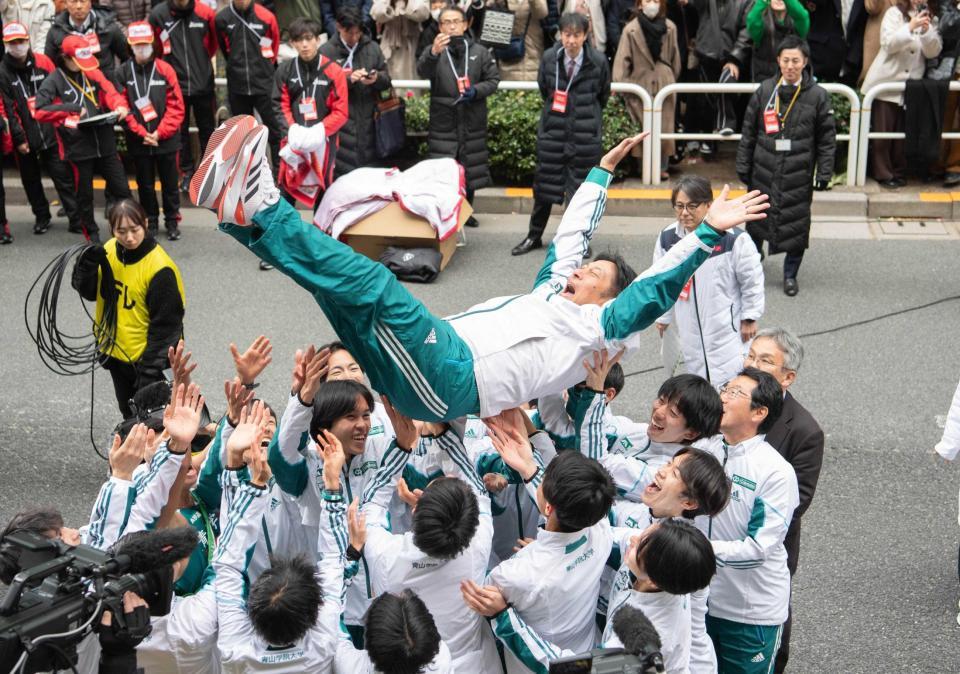 　総合優勝を果たし、胴上げされる青学大・原晋監督（代表撮影）