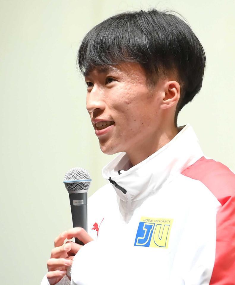 　両手でマイクを持ち、金栗四三杯を獲得した喜びを語る城西大・山本唯翔