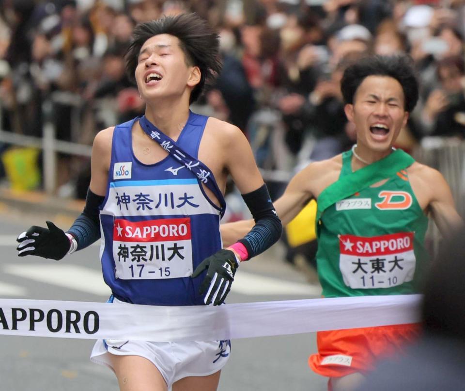 　ゴールする神奈川大・酒井健成（左）と大東文化大・佐々木真人＝３日