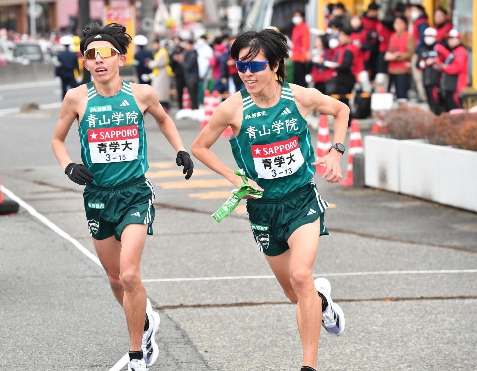 　２区の青学大・黒田朝日（左）からたすきを受け取り駆け出す３区の青学大・太田蒼生（２日撮影）