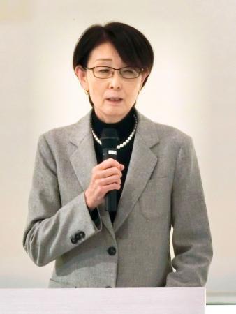 　職員に向けて新年のあいさつをするＪＯＣの三屋裕子副会長＝５日、東京都新宿区