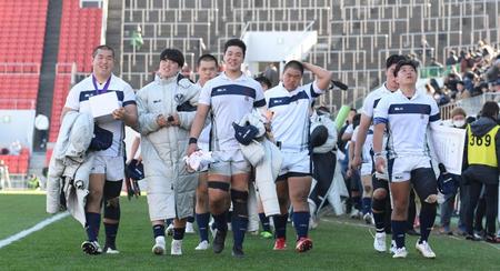 桐蔭学園に敗れ、引き揚げる大阪桐蔭フィフティーン＝東大阪市花園ラグビー場（撮影・中田匡峻）