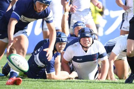 　後半、トライまであと少しのところで桐蔭学園の守備に阻まれ、悔しそうな表情を浮かべる大阪桐蔭・上野凌大（右）＝撮影・中田匡峻