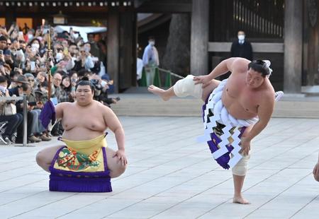 　奉納土俵入りを披露する照ノ富士（中央）＝撮影・西岡正 