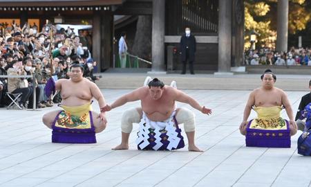 　奉納土俵入りを披露する照ノ富士（中央）＝撮影・西岡正 