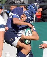 後半、トライを挙げ祝福される桐蔭学園・古賀（右）