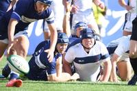 　後半、トライまであと少しのところで桐蔭学園の守備に阻まれ、悔しそうな表情を浮かべる大阪桐蔭・上野凌大（右）＝撮影・中田匡峻