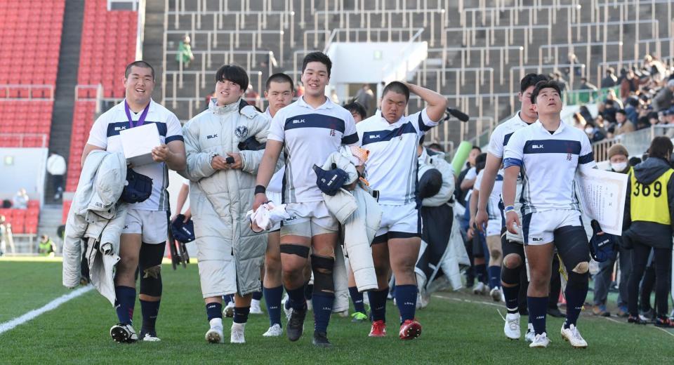 桐蔭学園に敗れ、引き揚げる大阪桐蔭フィフティーン＝東大阪市花園ラグビー場（撮影・中田匡峻）