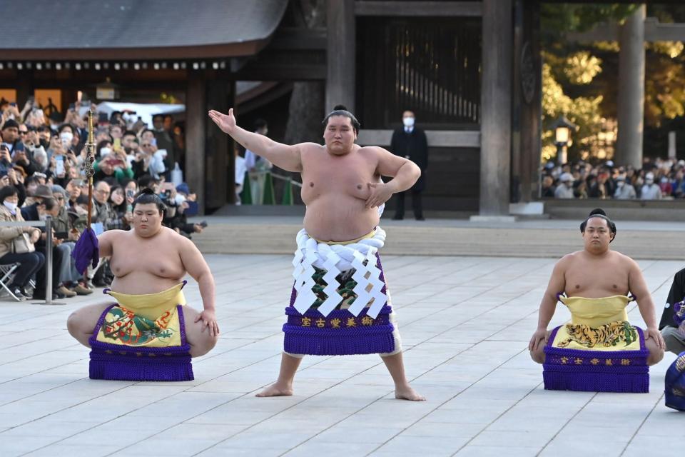 　奉納土俵入りを披露する照ノ富士（中央）＝撮影・西岡正 