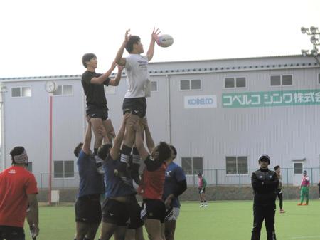 　ラインアウトの練習をする桐蔭学園