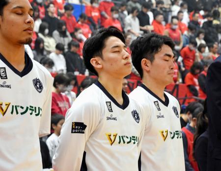 　バスケットボールの富山戦を前に黙とうする横浜ＢＣの河村勇輝選手（中央）と森井健太選手（右）ら＝６日、富山市
