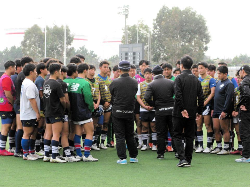 　練習後、藤原秀之監督（手前右から２人目）の話を聞く桐蔭学園フィフティーン