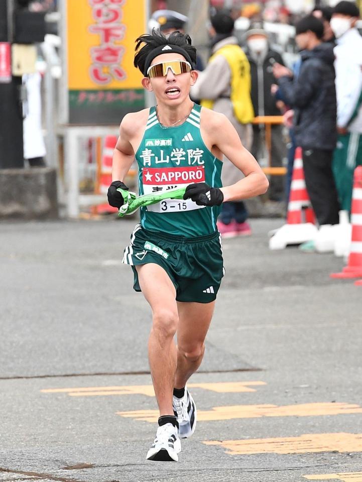 　２区を快走し２位で戸塚中継所に入る青学大・黒田朝日＝２日