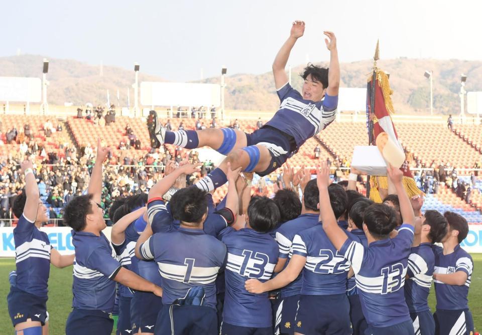 　胴上げされる桐蔭学園・城央祐主将（撮影・石井剣太郎）