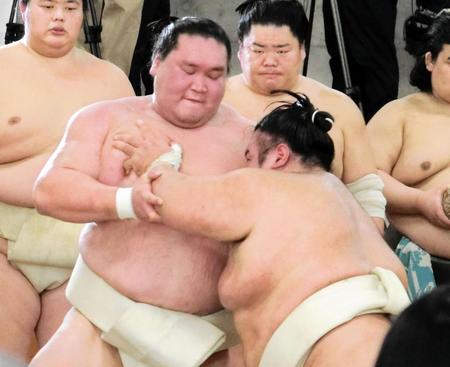 　貴景勝（右）と稽古をする照ノ富士