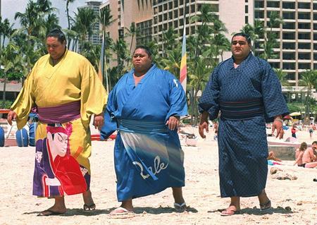 　小錦（中央）、曙（左）らとワイキキビーチを散歩する武蔵丸＝１９９３年６月（共同）