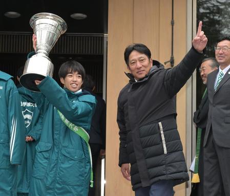 　箱根駅伝の優勝報告を終え集まった観衆にポーズをきめる青学大・原晋監督（右）と志貴勇斗主将（撮影・金田祐二）