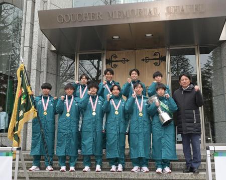 　優勝報告を行った青学大（前列左から）宇田川瞬矢、塩出翔太、野村昭夢、佐藤一世、黒田朝日、志貴勇斗、原晋監督（後列左から）平松享祐、田中悠登、白石将隆、松並昂勢（撮影・金田祐二）