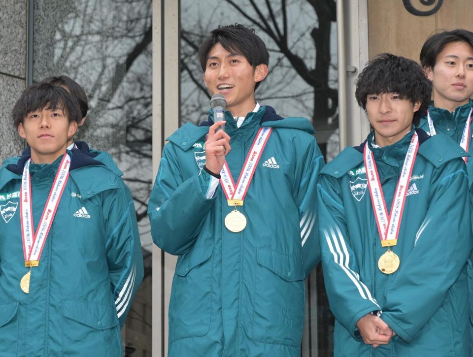 　原晋監督のはからいであいさつするアナウンサー志望の青学大・田中悠登（中）（撮影・金田祐二）